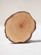 Cargar imagen en el visor de la galería, Collar oro estrella hueca 9mm oro brillo, cadena sencilla de 0,7mm bañada en oro y 37cm de largo con extensión para poder colocar a diferentes medidas.