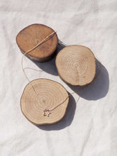 Cargar imagen en el visor de la galería, Collar oro estrella hueca 9mm oro brillo, cadena sencilla de 0,7mm bañada en oro y 37cm de largo con extensión para poder colocar a diferentes medidas.