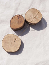 Cargar imagen en el visor de la galería, Collar oro estrella hueca 9mm oro brillo, cadena sencilla de 0,7mm bañada en oro y 37cm de largo con extensión para poder colocar a diferentes medidas.