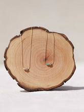 Cargar imagen en el visor de la galería, Collar oro estrella bolitas 15x10mm oro brillo con cuentas de cristal gris 2mm, cadena sencilla de 0,7mm bañada en oro y 37cm de largo con extensión.