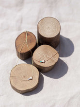 Cargar imagen en el visor de la galería, Collar oro estrella bolitas 15x10mm oro brillo con cuentas de cristal gris 2mm, cadena sencilla de 0,7mm bañada en oro y 37cm de largo con extensión.