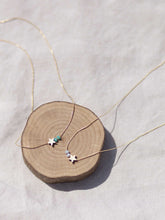 Cargar imagen en el visor de la galería, Collar oro estrella bolitas 15x10mm oro brillo con cuentas de cristal gris 2mm, cadena sencilla de 0,7mm bañada en oro y 37cm de largo con extensión.