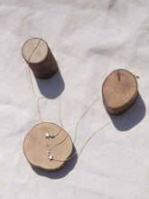 Cargar imagen en el visor de la galería, Collar oro estrella bolitas 15x10mm oro brillo con cuentas de cristal gris 2mm, cadena sencilla de 0,7mm bañada en oro y 37cm de largo con extensión.