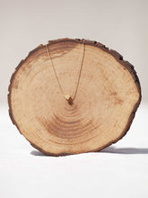 Cargar imagen en el visor de la galería, Collar oro corazon liso de 6x6,5mm oro mate, cadena sencilla 0,7mm bañada en oro y 37cm de largo con extensión para poder colocar a diferentes medidas.