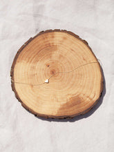 Cargar imagen en el visor de la galería, Collar oro corazon liso de 6x6,5mm oro mate, cadena sencilla 0,7mm bañada en oro y 37cm de largo con extensión para poder colocar a diferentes medidas.