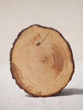 Cargar imagen en el visor de la galería, Collar oro corazón bolitas de 6x6,5mm oro mate y cuentas de cristal verde mar 2mm, cadena sencilla 0,7mm bañada en oro y 37cm de largo con extensión.