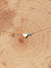 Cargar imagen en el visor de la galería, Collar oro corazón bolitas de 6x6,5mm oro mate y cuentas de cristal verde mar 2mm, cadena sencilla 0,7mm bañada en oro y 37cm de largo con extensión.