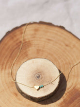 Cargar imagen en el visor de la galería, Collar oro corazón bolitas de 6x6,5mm oro mate y cuentas de cristal verde mar 2mm, cadena sencilla 0,7mm bañada en oro y 37cm de largo con extensión.