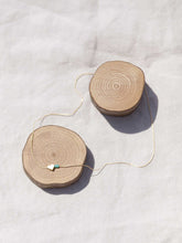 Cargar imagen en el visor de la galería, Collar oro corazón bolitas de 6x6,5mm oro mate y cuentas de cristal verde mar 2mm, cadena sencilla 0,7mm bañada en oro y 37cm de largo con extensión.