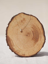 Cargar imagen en el visor de la galería, Collar oro mano de Fatima 8,5x13mm oro mate, cadena sencilla de 0,7mm bañada en oro y 37cm de largo con extension para colocarla a diferentes medidas.