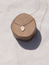 Cargar imagen en el visor de la galería, Collar oro mano de Fatima 8,5x13mm oro mate, cadena sencilla de 0,7mm bañada en oro y 37cm de largo con extension para colocarla a diferentes medidas.