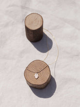 Cargar imagen en el visor de la galería, Collar oro mano de Fatima 8,5x13mm oro mate, cadena sencilla de 0,7mm bañada en oro y 37cm de largo con extension para colocarla a diferentes medidas.