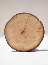 Cargar imagen en el visor de la galería, Collar oro coronita de 5x6mm oro mate y detalle cuentas de cristal lila 2mm, cadena sencilla de 0,7mm bañada en oro y 37cm de largo con extensión.