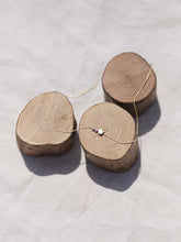 Cargar imagen en el visor de la galería, Collar oro coronita de 5x6mm oro mate y detalle cuentas de cristal lila 2mm, cadena sencilla de 0,7mm bañada en oro y 37cm de largo con extensión.