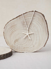 Cargar imagen en el visor de la galería, collar bolitas de madera con estrella de mar natural