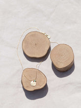 Cargar imagen en el visor de la galería, Collar oro chapa de 12mm oro mate y bolita cristal verde mar 2mm, cadena sencilla 0,7mm bañada en oro y 37cm de largo, con extensión.