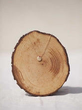 Cargar imagen en el visor de la galería, Collar oro chapa de 12mm oro mate y bolita cristal rojo 2mm, cadena sencilla 0,7mm bañada en oro y 37cm de largo, con extensión.