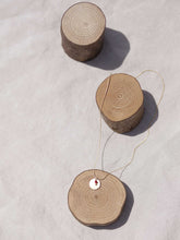 Cargar imagen en el visor de la galería, Collar oro chapa de 12mm oro mate y bolita cristal rojo 2mm, cadena sencilla 0,7mm bañada en oro y 37cm de largo, con extensión.