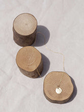 Cargar imagen en el visor de la galería, Collar oro chapa lisa de 12mm oro mate, cadena sencilla 0,7mm bañada en oro, de 37 cm de largo con extensión para poder colocar a diferentes medidas.