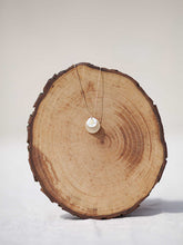 Cargar imagen en el visor de la galería, collar oro chapa 25mm oro mate y estrella nacar 12mm, cadena sencilla 0,7mm bañada en oro de 37cm de largo, con extensión.