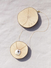Cargar imagen en el visor de la galería, collar oro chapa 25mm oro mate y estrella nacar 12mm, cadena sencilla 0,7mm bañada en oro de 37cm de largo, con extensión.