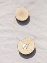 Cargar imagen en el visor de la galería, collar oro chapa 25mm oro mate y estrella nacar 12mm, cadena sencilla 0,7mm bañada en oro de 37cm de largo, con extensión.