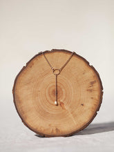 Cargar imagen en el visor de la galería, Collar oro circulo de 13mm oro mate con lagrima facetada 8x5mm, cadena de eslabones de 4mm bañada en oro y 37cm de largo con extensión.