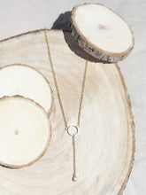 Cargar imagen en el visor de la galería, Collar oro circulo de 13mm oro mate con lagrima facetada 8x5mm, cadena de eslabones de 4mm bañada en oro y 37cm de largo con extensión.