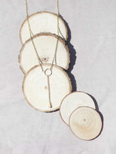 Cargar imagen en el visor de la galería, Collar oro circulo de 13mm oro mate con lagrima facetada 8x5mm, cadena de eslabones de 4mm bañada en oro y 37cm de largo con extensión.