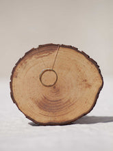 Cargar imagen en el visor de la galería, Collar oro círculo maxi 35mm brillo con cadena sencilla 0,7mm bañada en oro y 47 cm de largo con extensión para poder colocar a diferentes medidas.