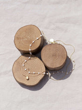 Cargar imagen en el visor de la galería, Collar oro doble con cadena de rosario oro mate y cristal blanco 3x2mm. Cadena de 0,7mm bañada en oro y lágrima facetada 8x5mm, de 37cm con extensión.