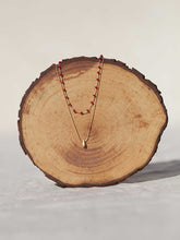 Cargar imagen en el visor de la galería, Collar oro doble con cadena de rosario oro mate y cristal granate 3x2mm. Cadena de 0,7mm bañada en oro y lágrima facetada 8x5mm, de 37cm con extensión.