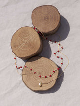 Cargar imagen en el visor de la galería, Collar oro doble con cadena de rosario oro mate y cristal granate 3x2mm. Cadena de 0,7mm bañada en oro y lágrima facetada 8x5mm, de 37cm con extensión.