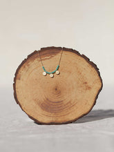 Cargar imagen en el visor de la galería, Collar oro con monedas turcas en oro mate de 10x7mm y cristal verde mar 2mm de cadena sencilla 0,7mm bañada en oro y 37 cm de largo, con extensión.