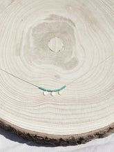 Cargar imagen en el visor de la galería, Collar oro con monedas turcas en oro mate de 10x7mm y cristal verde mar 2mm de cadena sencilla 0,7mm bañada en oro y 37 cm de largo, con extensión.