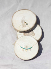 Cargar imagen en el visor de la galería, Collar oro con monedas turcas en oro mate de 10x7mm y cristal verde mar 2mm de cadena sencilla 0,7mm bañada en oro y 37 cm de largo, con extensión.