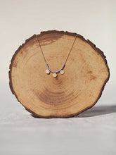 Cargar imagen en el visor de la galería, Collar oro monedas lila, monedas turcas en oro mate de 10x7mm y cristal lila 2mm con cadena sencilla 0,7 mm bañada en oro y 37 cm de largo con extensión.