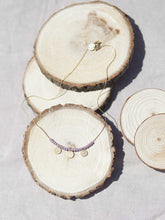 Cargar imagen en el visor de la galería, Collar oro monedas lila, monedas turcas en oro mate de 10x7mm y cristal lila 2mm con cadena sencilla 0,7 mm bañada en oro y 37 cm de largo con extensión.