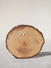 Cargar imagen en el visor de la galería, Collar oro monedas azul cristal, monedas turcas en oro mate de 10x7mm y cristal azul cristal 2mm con cadena sencilla 0,7mm bañada en oro y 37 cm de largo con extensión.