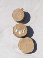 Cargar imagen en el visor de la galería, Collar oro monedas azul cristal, monedas turcas en oro mate de 10x7mm y cristal azul cristal 2mm con cadena sencilla 0,7mm bañada en oro y 37 cm de largo con extensión.