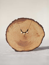 Cargar imagen en el visor de la galería, Collar oro monedas gris, monedas turcas en oro mate de 10x7mm y cristal gris 2mm con cadena sencilla 0,7mm bañada en oro y 37 cm de largo con extensión.