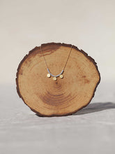 Cargar imagen en el visor de la galería, Collar oro monedas gris, monedas turcas en oro mate de 10x7mm y cristal gris 2mm con cadena sencilla 0,7mm bañada en oro y 37 cm de largo con extensión.