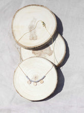 Cargar imagen en el visor de la galería, Collar oro monedas gris, monedas turcas en oro mate de 10x7mm y cristal gris 2mm con cadena sencilla 0,7mm bañada en oro y 37 cm de largo con extensión.