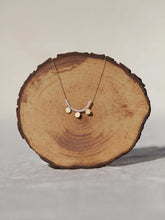 Cargar imagen en el visor de la galería, Collar oro monedas rosa, monedas turcas en oro mate de 10x7mm y cristal rosa 2mm con cadena sencilla 0,7mm bañada en oro y 37 cm de largo con extensión.