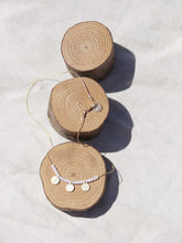 Cargar imagen en el visor de la galería, Collar oro monedas rosa, monedas turcas en oro mate de 10x7mm y cristal rosa 2mm con cadena sencilla 0,7mm bañada en oro y 37 cm de largo con extensión.