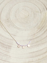 Cargar imagen en el visor de la galería, Collar oro monedas rosa, monedas turcas en oro mate de 10x7mm y cristal rosa 2mm con cadena sencilla 0,7mm bañada en oro y 37 cm de largo con extensión.