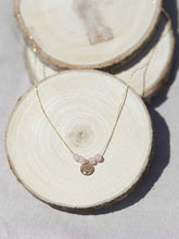 Cargar imagen en el visor de la galería, Collar oro arbol de la vida rosa de 7mm oro mate con cuentas rosa, cadena sencilla 0,7mm bañada en oro y 37 cm de largo con extensión.