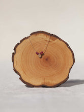 Cargar imagen en el visor de la galería, Collar oro arbol de la vida gris de 7mm oro mate con cuentas gris, cadena sencilla 0,7mm bañada en oro y 37 cm de largo con extensión.