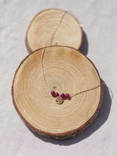 Cargar imagen en el visor de la galería, Collar oro arbol de la vida gris de 7mm oro mate con cuentas gris, cadena sencilla 0,7mm bañada en oro y 37 cm de largo con extensión.