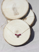 Cargar imagen en el visor de la galería, Collar oro arbol de la vida gris de 7mm oro mate con cuentas gris, cadena sencilla 0,7mm bañada en oro y 37 cm de largo con extensión.